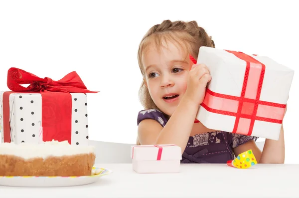 Маленькая девочка с праздничным тортом — стоковое фото