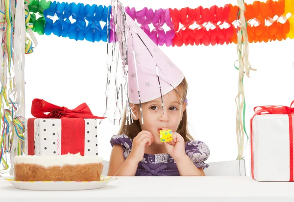 Menina litro com bolo de aniversário — Fotografia de Stock