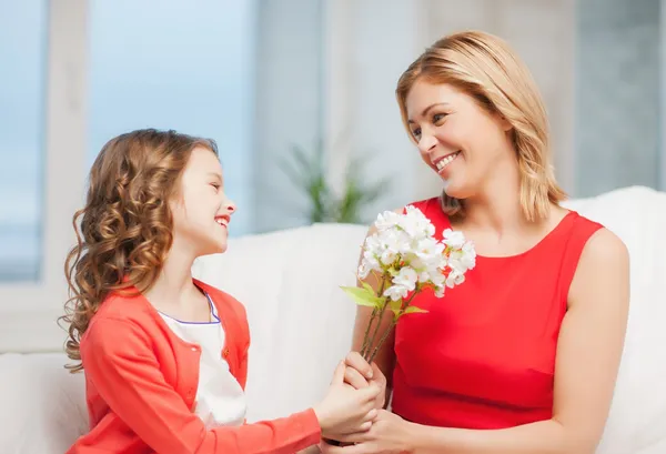 Madre e hija —  Fotos de Stock