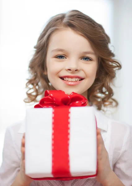 Fille avec boîte cadeau — Photo