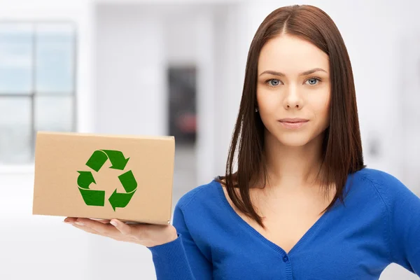 Empresária atraente com caixa reciclável — Fotografia de Stock