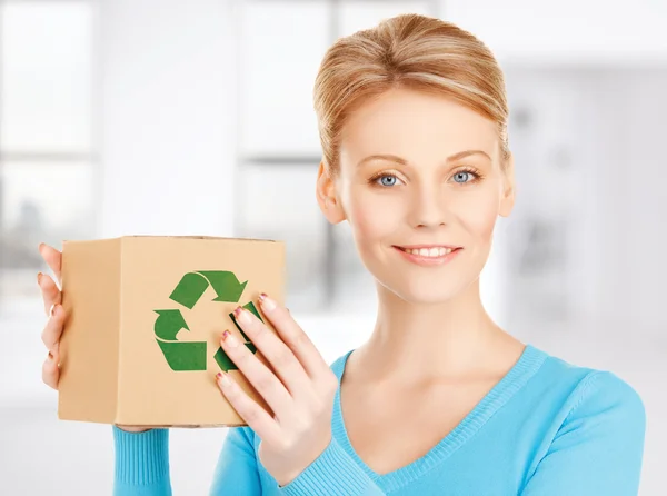 Donna con scatola riciclabile — Foto Stock