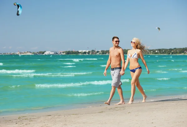 Coppia passeggiando sulla spiaggia — Foto Stock