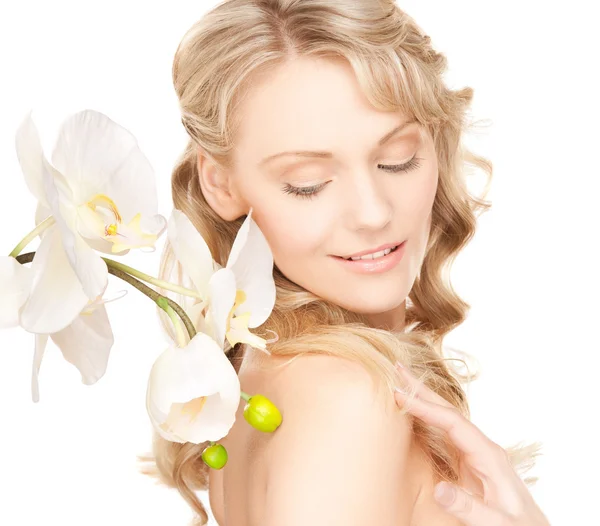 Schöne Frau mit Orchideenblume — Stockfoto