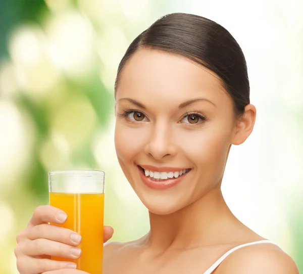 Femme avec un verre de jus — Photo