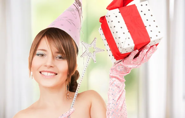 Teenage party girl s kouzelnou hůlkou a dárkový box — Stock fotografie