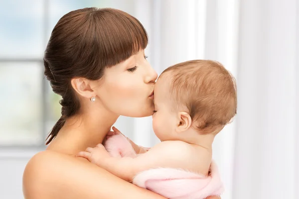 Mãe feliz com bebê adorável — Fotografia de Stock