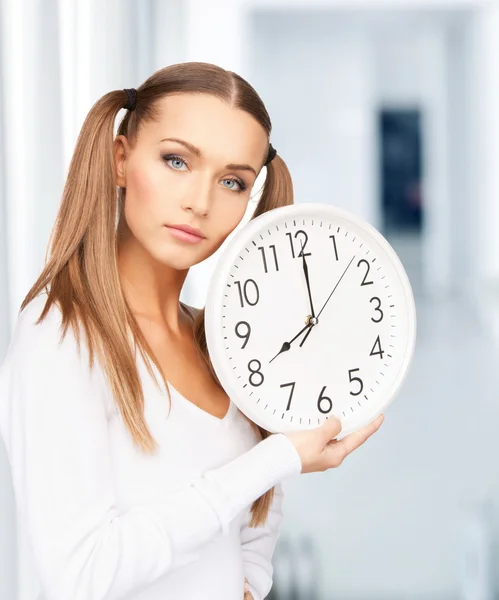 女性の持ち株の大時計 — ストック写真