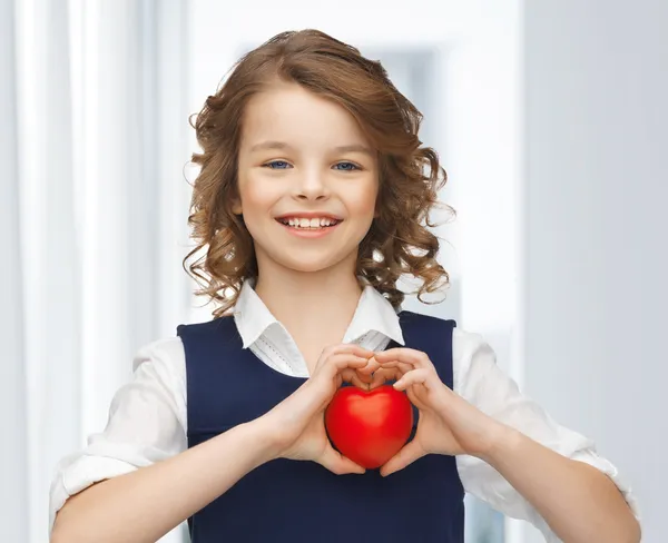 Chica con corazón pequeño — Foto de Stock