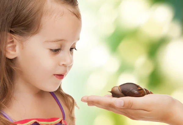 Litle girl with snail — Stock Photo, Image