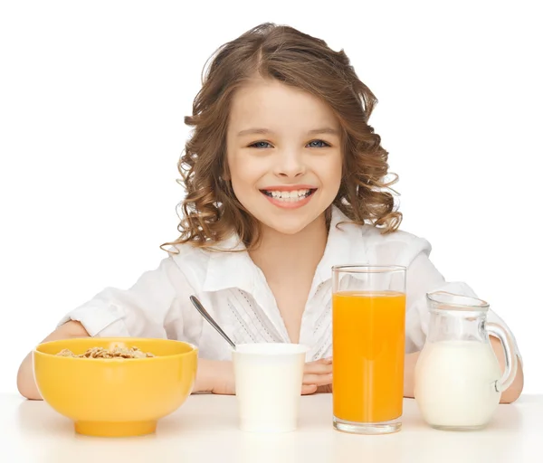 Mädchen mit gesundem Frühstück — Stockfoto