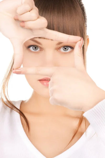 Woman creating a frame with fingers — Stock Photo, Image