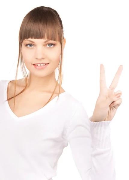 Mujer joven mostrando signo de victoria — Foto de Stock