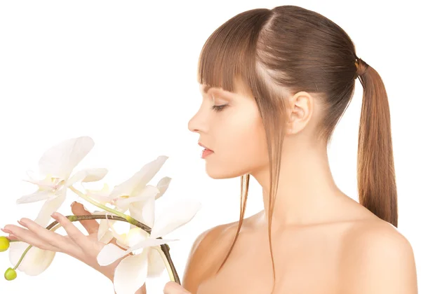 Bella donna con fiore di orchidea — Foto Stock