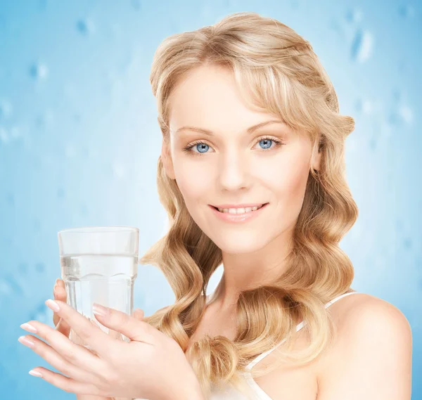 Frau hält Glas Wasser in der Hand — Stockfoto