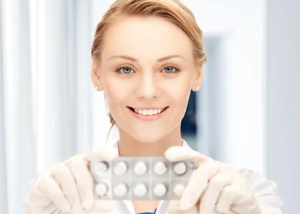 Atractivo médico femenino con pastillas —  Fotos de Stock