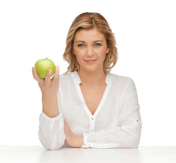 Kvinna med grönt äpple — Stockfoto
