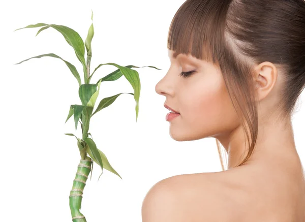 Женщина с зеленой капустой — стоковое фото