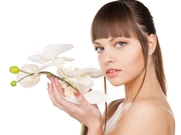 Mulher encantadora com flor de orquídea — Fotografia de Stock