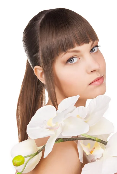 Mulher encantadora com flor de orquídea — Fotografia de Stock