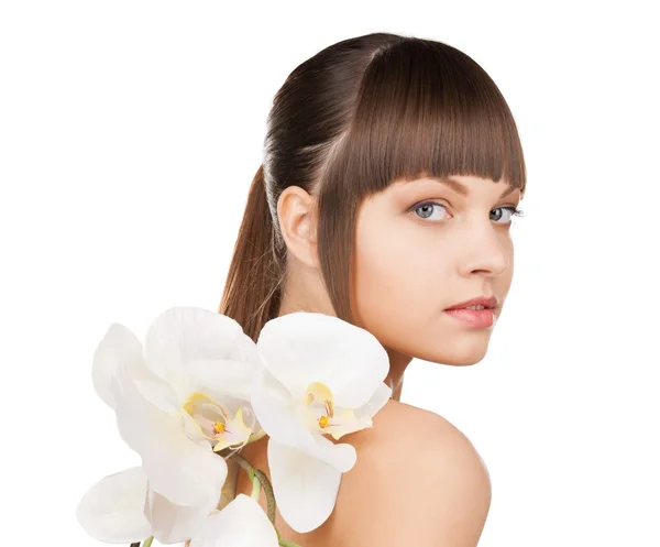 Mooie vrouw met orchideebloem — Stockfoto