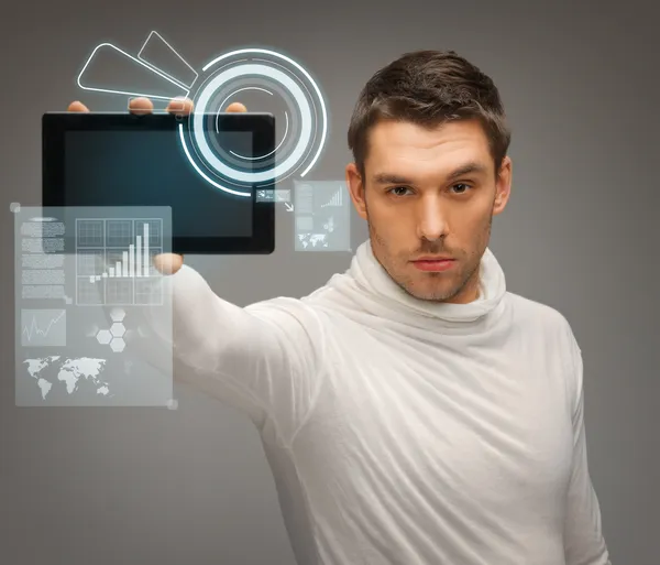 Homme avec tablette PC et écrans virtuels — Photo