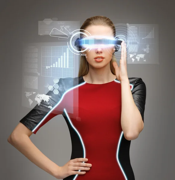 Frau mit futuristischer Brille — Stockfoto