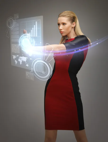 Frau arbeitet mit virtuellen Touchscreens — Stockfoto