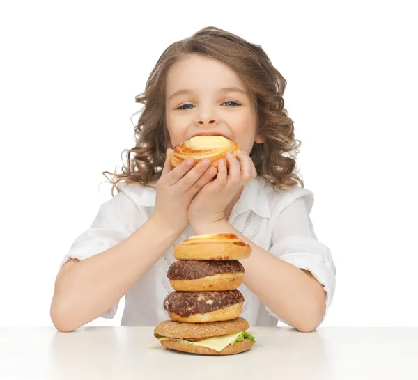 Menina com junk food — Fotografia de Stock