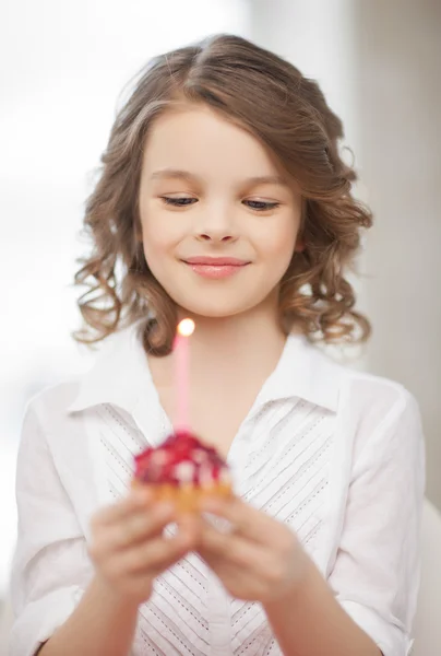 Meisje met cupcake — Stockfoto