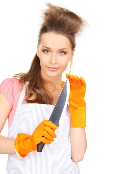 Huisvrouw met grote mes — Stockfoto