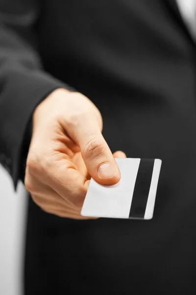 Kredi kartı tutan takım elbiseli adam — Stok fotoğraf
