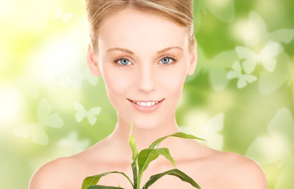 Mujer con brote y mariposas —  Fotos de Stock