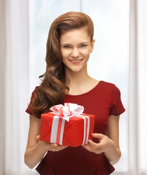 Chica adolescente en vestido rojo con caja de regalo —  Fotos de Stock