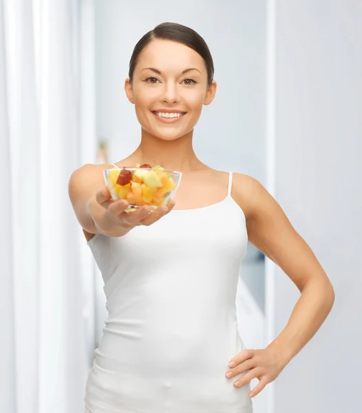 Mujer con cóctel de frutas —  Fotos de Stock