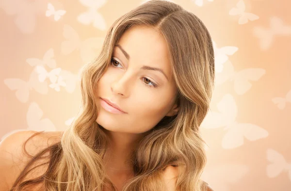 Hermosa mujer con mariposas —  Fotos de Stock