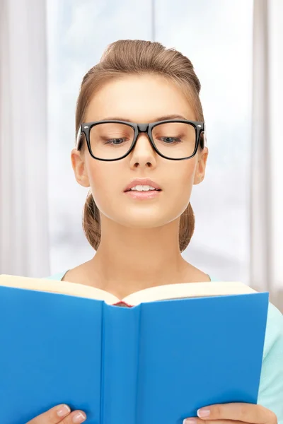 Mujer tranquila y seria con libro — Foto de Stock