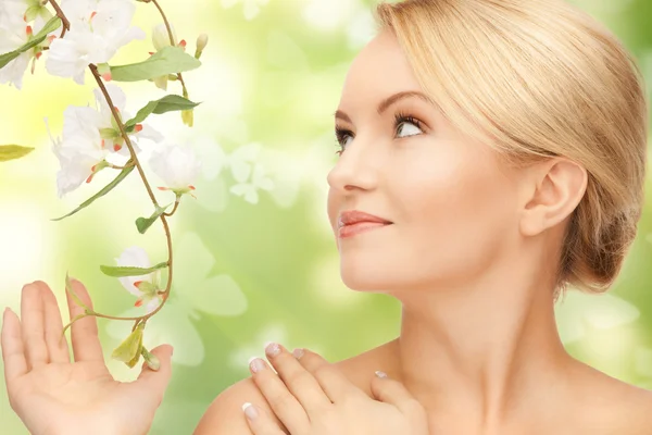 Mujer con flores en ramita y mariposas — Foto de Stock