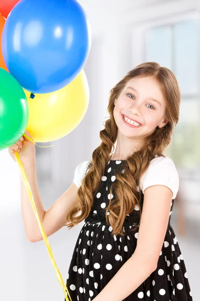 Glückliches Mädchen mit bunten Luftballons — Stockfoto