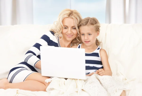 Mère heureuse et enfant avec ordinateur portable — Photo