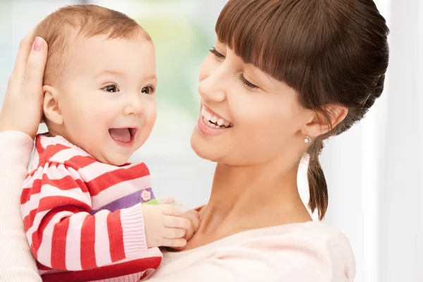 Felice madre con adorabile bambino — Foto Stock