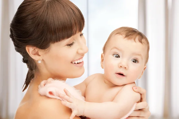 Mãe feliz com bebê adorável — Fotografia de Stock