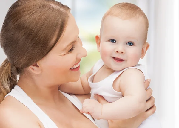 Gelukkig moeder met schattige baby — Stockfoto