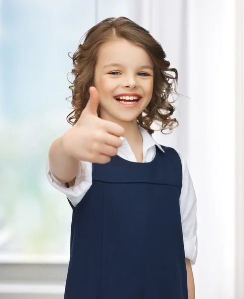 Пре-підліток дівчина показує великі пальці вгору — стокове фото