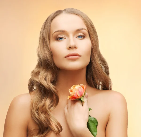 Mulher encantadora com flor de rosa — Fotografia de Stock