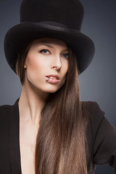 Vrouw in top hat — Stockfoto