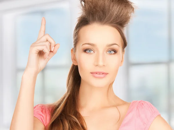 Vrouw met haar vinger omhoog — Stockfoto