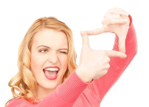 Mujer creando un marco con los dedos o instantánea — Foto de Stock
