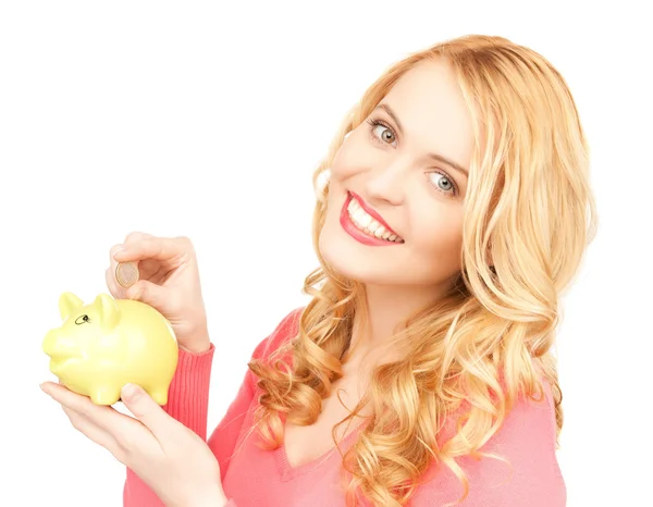 Vrouw met piggy bank en contant geld — Stockfoto