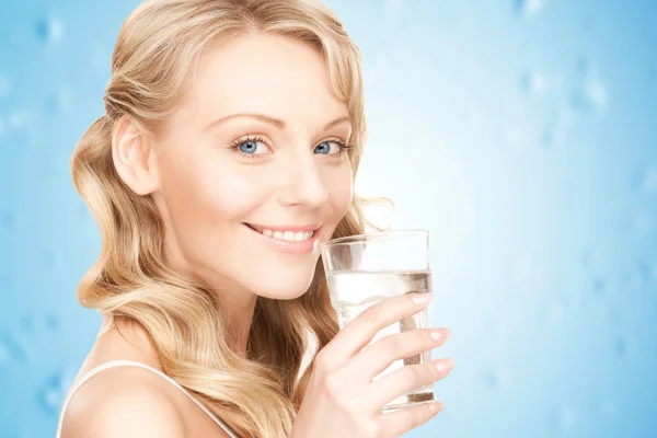 Mani di donna che tengono il bicchiere d'acqua — Foto Stock